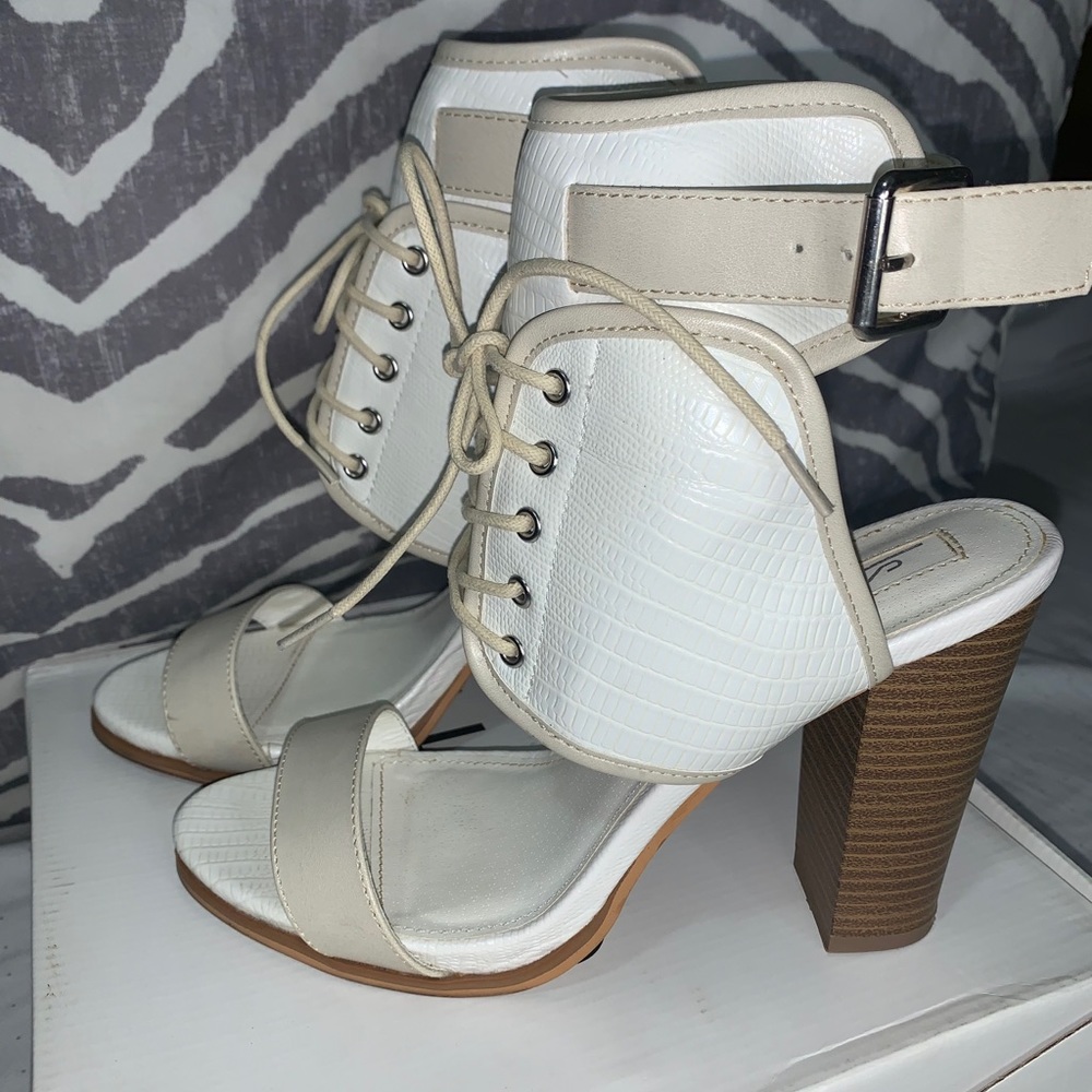 Stylish Chunky Heel Lace Up Sandal